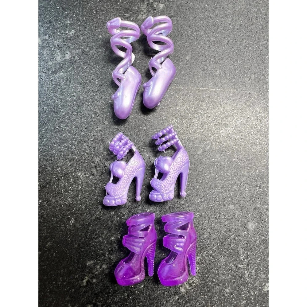 Lot of 19 Pairs Fashion Doll Shoes – Barbie / Bratz Style Accessories‎